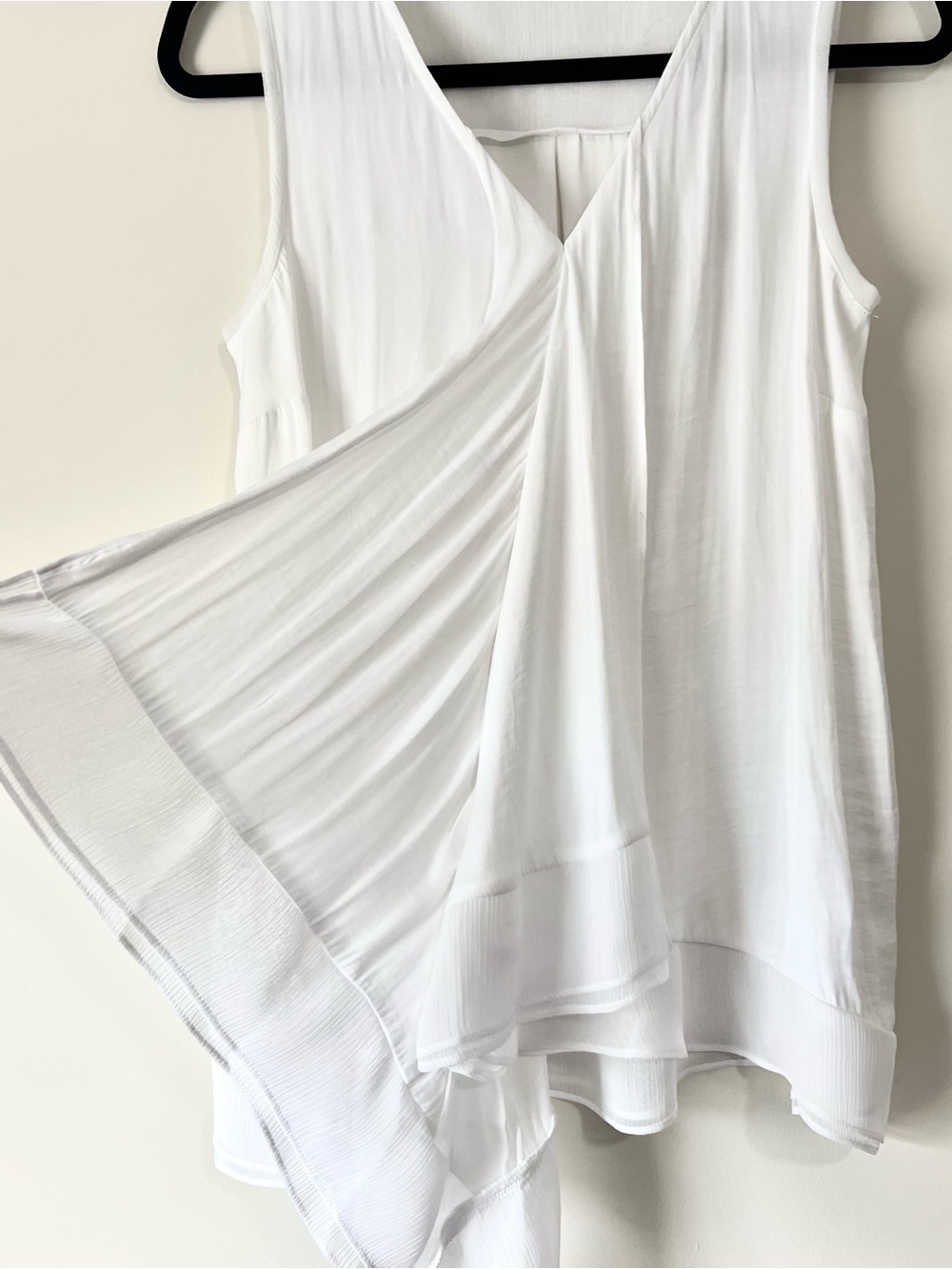 Simply Vera Vera Wang White V-Neck Ruffle Front Sleeveless Top - Picture 4 of 10